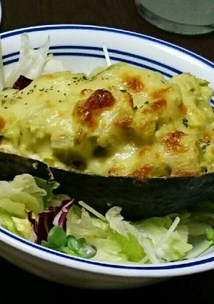 アボカドのチーズ焼き*アンチョビ味*-レシピのメイン写真
