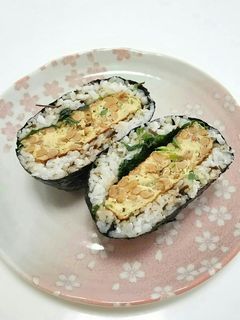ぶ厚い納豆卵焼きのおにぎらず-レシピのメイン写真