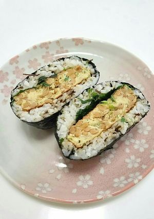 ぶ厚い納豆卵焼きのおにぎらず-レシピのメイン写真