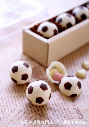 サッカーボールと笛のチョコレートモルド 【公式通販】