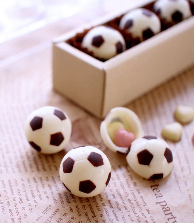 サッカーボールと笛のチョコレートモルド サッカーボールと笛のチョコレートモルド サッカーボール