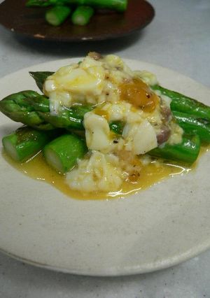 アスパラに温泉卵ドレッシング-レシピのメイン写真