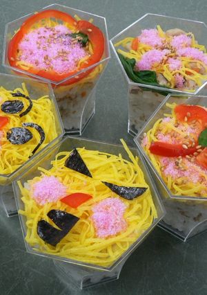 ひな祭り！可愛いデコカップ寿司-レシピのメイン写真