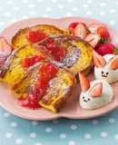 いちごのフレンチトーストアイスうさぎ添え