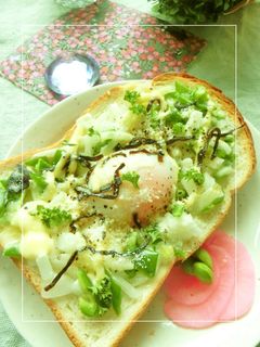 玉葱・ピーマン×温泉卵の塩昆布トースト-レシピのメイン写真