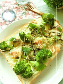 ブロッコリーの梅塩昆布トースト-レシピのメイン写真