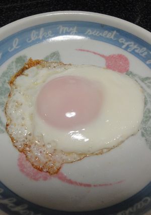 超簡単、うっすらピンクの半熟目玉焼き-レシピのメイン写真