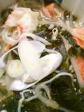 簡単♪もやしとカニカマわかめの中華スープ