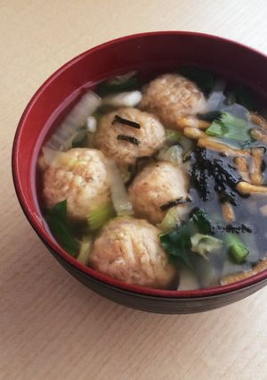鶏団子とお茶漬けあられのお吸い物-レシピのメイン写真