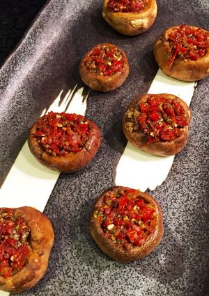 詰めて焼くだけマッシュルームのサラミ詰め-レシピのメイン写真