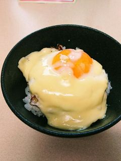 お昼にささっとNo2、チーズ目玉焼き丼-レシピのメイン写真