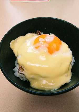 お昼にささっとNo2、チーズ目玉焼き丼-レシピのメイン写真