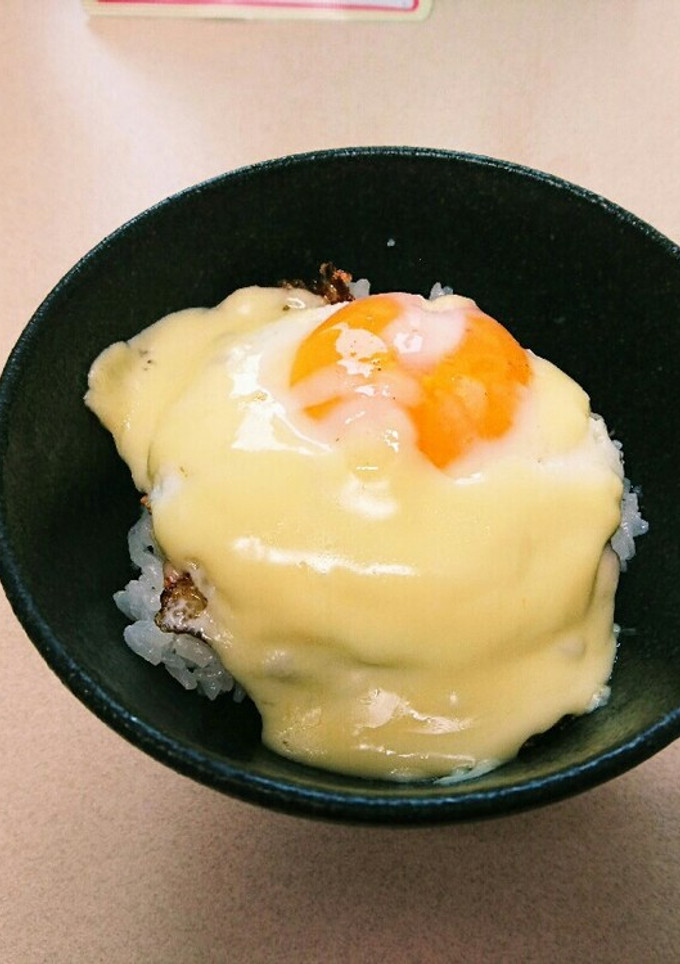 お昼にささっとNo2、チーズ目玉焼き丼-レシピのメイン写真