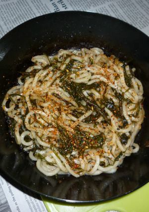 鉄パンでシンプルにあかもくの焼きうどん-レシピのメイン写真