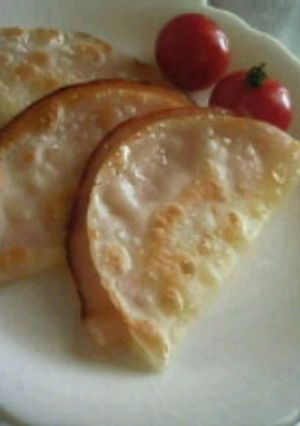 餃子の皮で☆ハムチーズのぺったん焼き♪-レシピのメイン写真