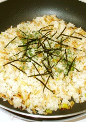 桜海老・ネギ・海苔・残りご飯チャーハン♪-レシピのメイン写真