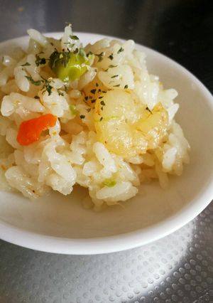 炊飯器におまかせ！パラパラエビピラフ-レシピのメイン写真