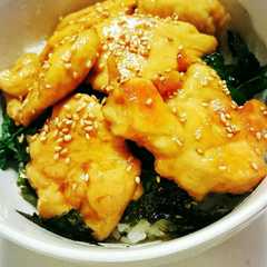 A picture of 柔らか鶏胸肉とほうれん草の甘辛照り焼き丼.