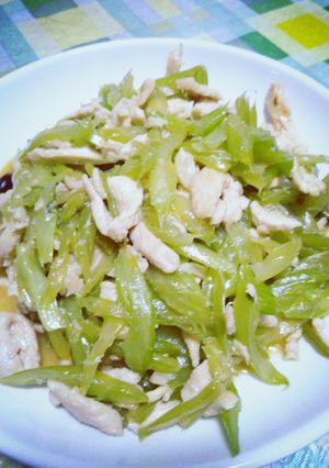 中国発☆セロリと鶏肉の炒め物 ～芹菜肉丝-レシピのメイン写真