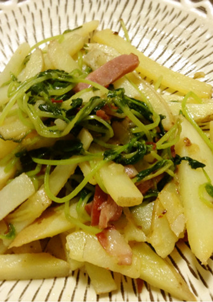 新じゃがとハムと豆苗のピリ辛炒め-レシピのメイン写真