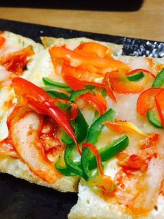 彩り綺麗な 油揚げのキムチピザ-レシピのメイン写真
