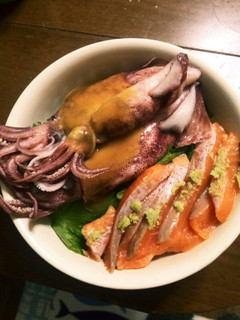 簡単2種盛海鮮丼★鮭鰹鮪鯵等の刺身とイカ-レシピのメイン写真