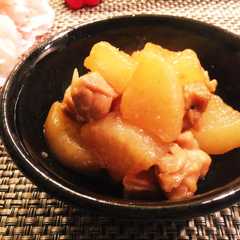 รูปของ 冬に食べたい♡*鶏肉と大根の煮物