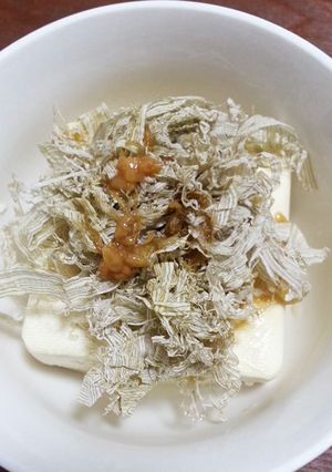 簡単副菜＊とろろ昆布ともろみ味噌のせ冷奴-レシピのメイン写真