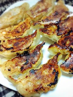 餃子屋さんの皮まで手作りジューシー餃子♪-レシピのメイン写真