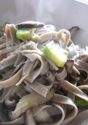 ☆初☆そばパスタ’U’*きのこアボカド-レシピのメイン写真
