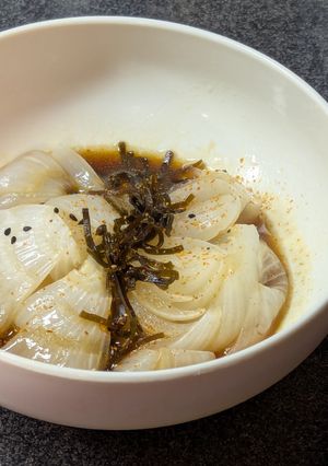 旬の新玉ねぎを味わう！ごま油塩昆布蒸し-レシピのメイン写真