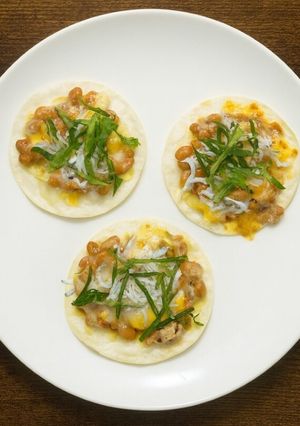 まぜてのせてチン！まんまーる和風納豆ピザ-レシピのメイン写真
