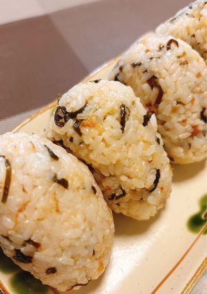 梅と塩昆布の炊き込みおにぎり-レシピのメイン写真