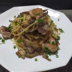 รูปของ 舞茸と鶏もも肉の和風パスタ