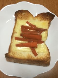 にんじんのきんぴらをのせたチーズトースト-レシピのメイン写真