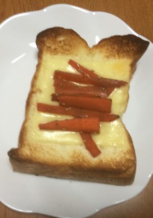 にんじんのきんぴらをのせたチーズトースト-レシピのメイン写真