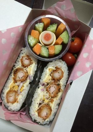 海老入りおにぎらずとスティックサラダ-レシピのメイン写真