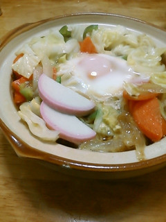 野菜たっぷり巣ごもり卵の鍋焼きラーメン-レシピのメイン写真