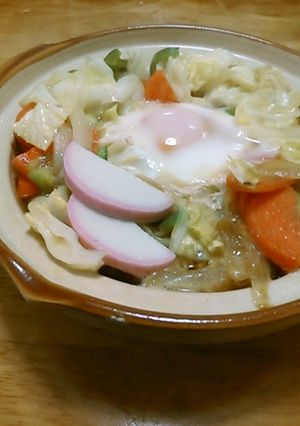 野菜たっぷり巣ごもり卵の鍋焼きラーメン-レシピのメイン写真