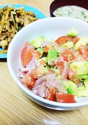切って混ぜるだけ！アボカドとトマトサラダ-レシピのメイン写真