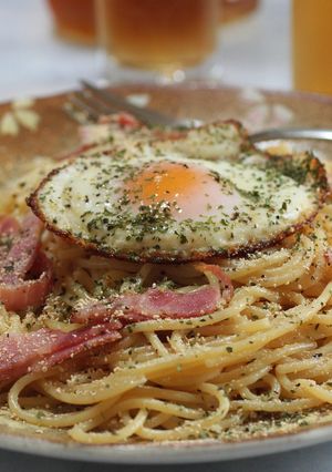 目玉焼きとチーズとベーコンのスパゲッティ-レシピのメイン写真