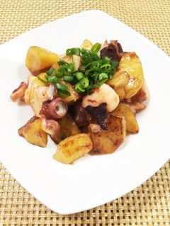 塩辛風味♬タコとじゃがバターの炒めもの-レシピのメイン写真