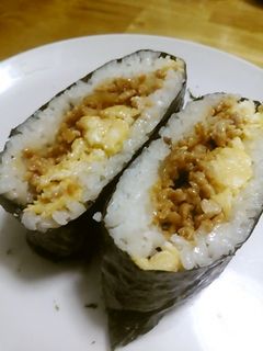 鶏そぼろと炒り卵のおにぎらず-レシピのメイン写真
