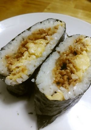 鶏そぼろと炒り卵のおにぎらず-レシピのメイン写真