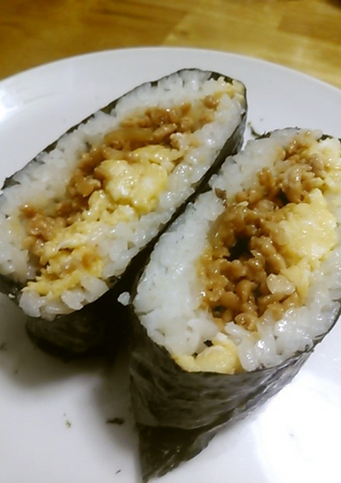 鶏そぼろと炒り卵のおにぎらず-レシピのメイン写真