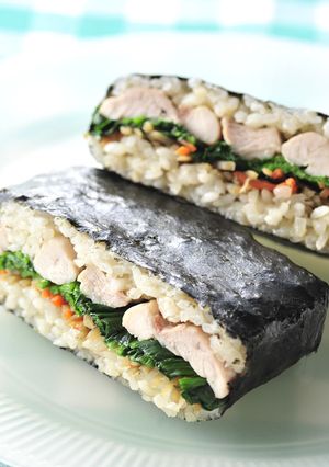 チキンライスときんぴらごぼうのおにぎらず-レシピのメイン写真