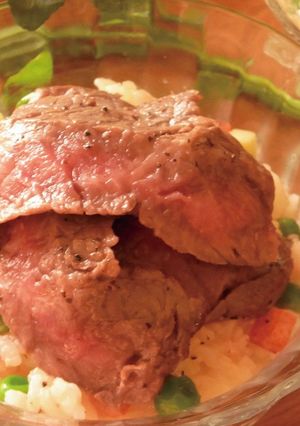 ご馳走！ ステーキライスサラダ-レシピのメイン写真