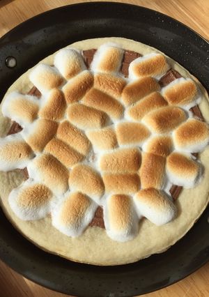 スキレットで簡単♪マシュマロチョコピザ-レシピのメイン写真