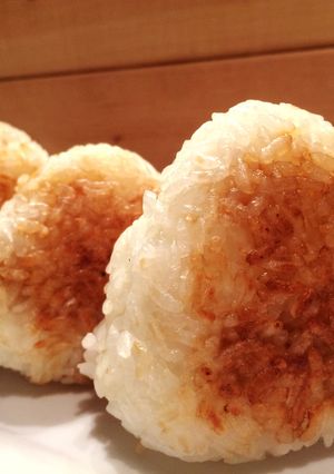 煮切り醤油の焼きおにぎり＠容易く一品-レシピのメイン写真