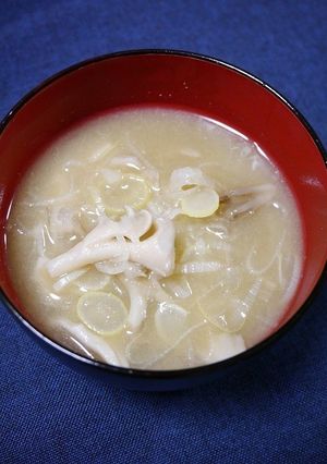 初めてでも簡単♪舞茸味噌汁(コツあり)-レシピのメイン写真